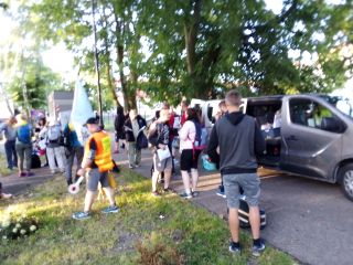 Jednak jest nas trochę więcej :-) – porządkowy Marcin jeszcze sprawdza działanie lizaka i chorągiewki, trochę na prawo brat Krzysztof rozmawia z siostrą Emą, na pierwszym planie tyłem stoi nowy nabytek diakonii muzycznej - brat Rysiek, a w głębi przy furgonie odbiór pakietu pielgrzyma (patrz punkt 2.6.2. regulaminu pielgrzymki)